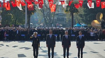 Gölcük'te 29 Ekim Cumhuriyet Bayramı'nın 101. yıldönümü kapsamında Anıtpark'ta Atatürk Anıtı'na çelenk sunma töreni düzenlendi.