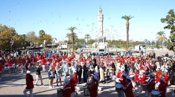 İzmir'de Cumhuriyet Bayramı Coşkusu: Bando Takımları Geçit Töreni