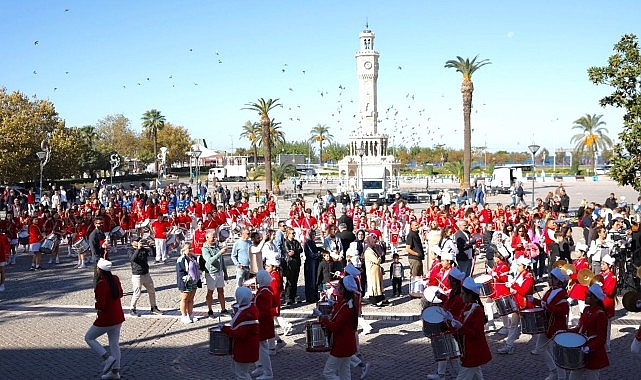 İzmir'de Cumhuriyet Bayramı Coşkusu: Bando Takımları Geçit Töreni