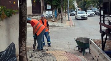 Osmangazi Belediyesi, Kükürtlü Caddesi'ndeki yıpranan trafik levhaları ve uyarı işaretlerini yeniledi.