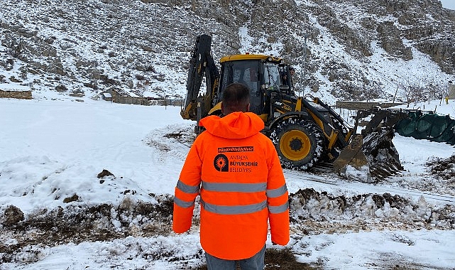 Antalya Büyükşehir Belediyesi Akseki'de karda mahsur kalan 3 aileyi kurtardı