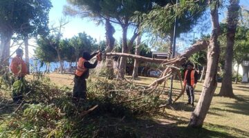 Antalya'da fırtına mesaisi