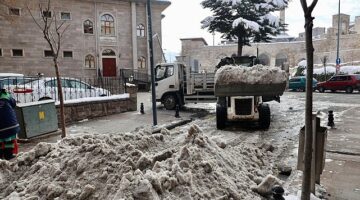 Belediye Caddesi ve Ana Arterlerde Kar Temizliği yapılıyor