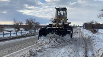 Çumra Belediyesi, kar yağışı dolayısıyla yol açma ve tuzlama çalışması yaptı