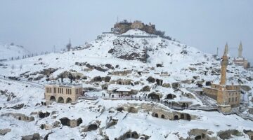 Kapadokya'nın Merkezi Nevşehir'de iki gündür etkili olan kar yağışı sonrasında Nevşehir Kalesi etrafındaki Kayaşehir beyaza büründü