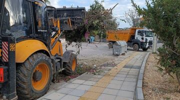 Yenişehir Belediyesi budama ve moloz atıklarını periyodik olarak topluyor