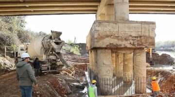 Antalya Büyükşehir Aksu Çayı köprüsünün ayağını güçlendiriyor