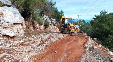 Finike'de taş ve mıcırla kaplanan yol temizlendi