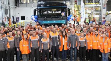 Ford Trucks 300 Bininci Kamyonunu Hattan İndirdi