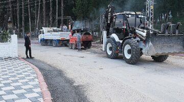 Kemer'de tahrip olan yollarda çalışmalar sürüyor