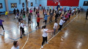 Menemenli kadınlar ücretsiz zumba kursunda buluşuyor