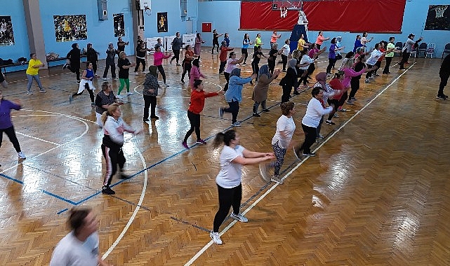 Menemenli kadınlar ücretsiz zumba kursunda buluşuyor