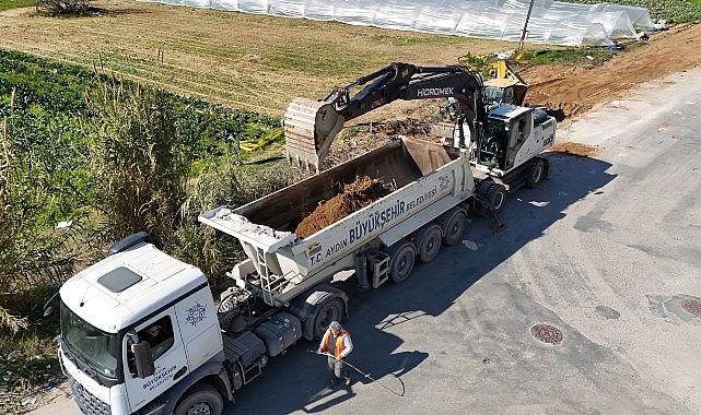 Aydın Büyükşehir Belediyesi, kent genelinde hayata geçirdiği yol yapım ve yenileme çalışmalarına hızla devam ediyor.