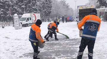 İstanbul'un Ana Arterlerde Kar Küreme ve Tuzlama Çalışmaları Sürüyor