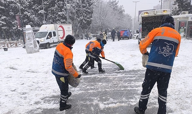 İstanbul'un Ana Arterlerde Kar Küreme ve Tuzlama Çalışmaları Sürüyor