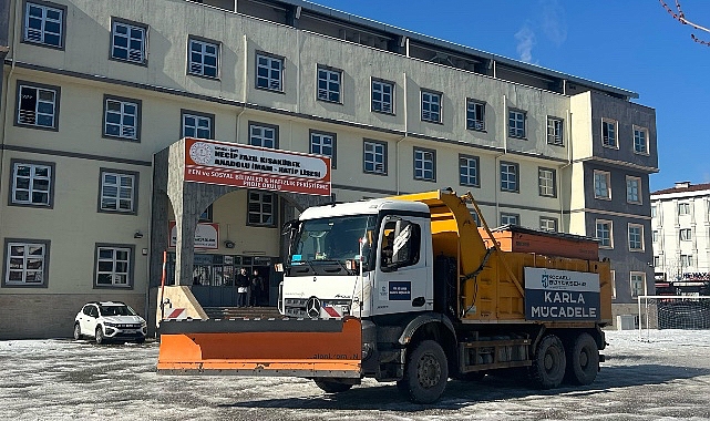 Kar dindi, Büyükşehir'in çalışması bitmedi