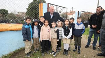 Menderes Belediye Başkanı İlkay Çiçek başlattığı mahalle ziyaretlerine devam diyor.