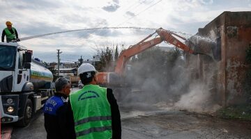 Yenişehir Belediyesi metruk binaları yıkmaya devam ediyor