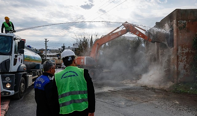 Yenişehir Belediyesi metruk binaları yıkmaya devam ediyor