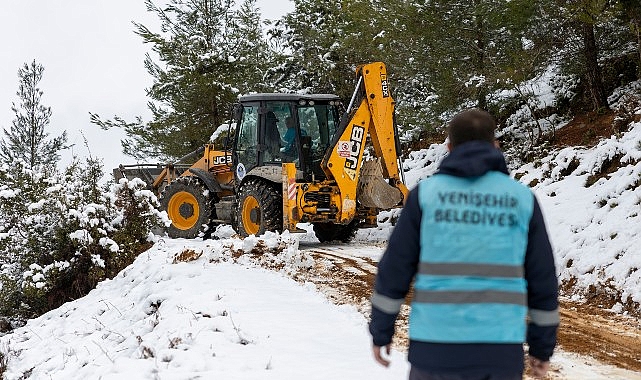 Yenişehir Belediyesinden kar temizleme ve yol açma çalışması